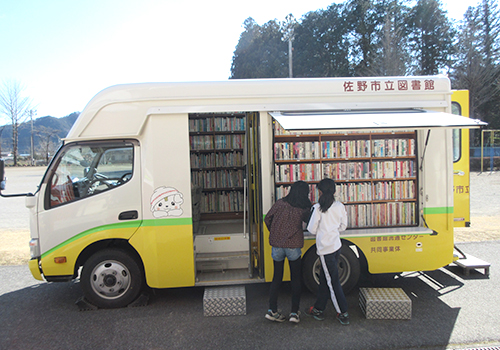 移動図書館車